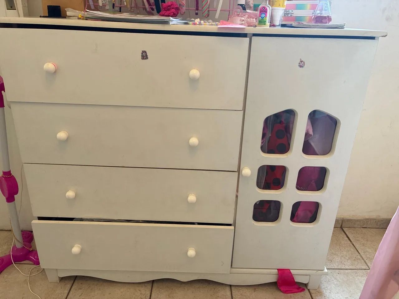 Cômoda 4 gavetas e 1 porta