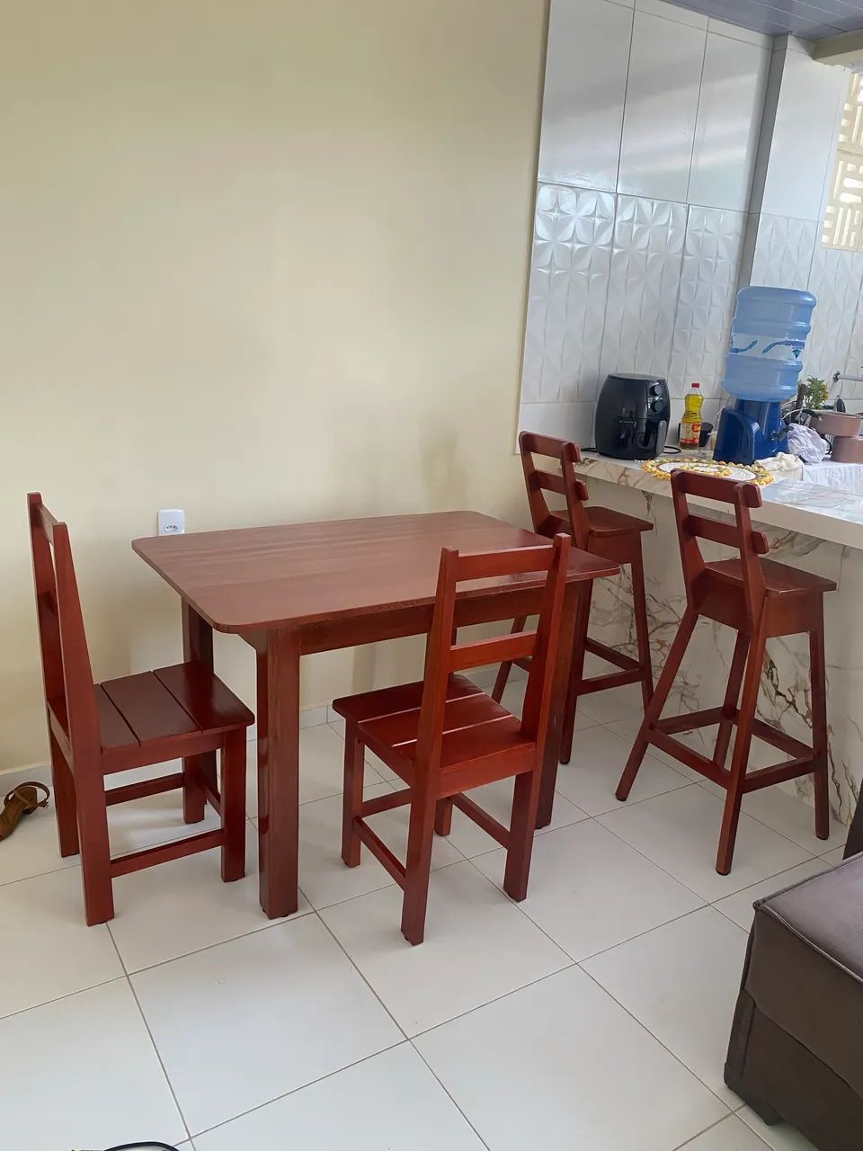 Mesa nova com 4 cadeiras 