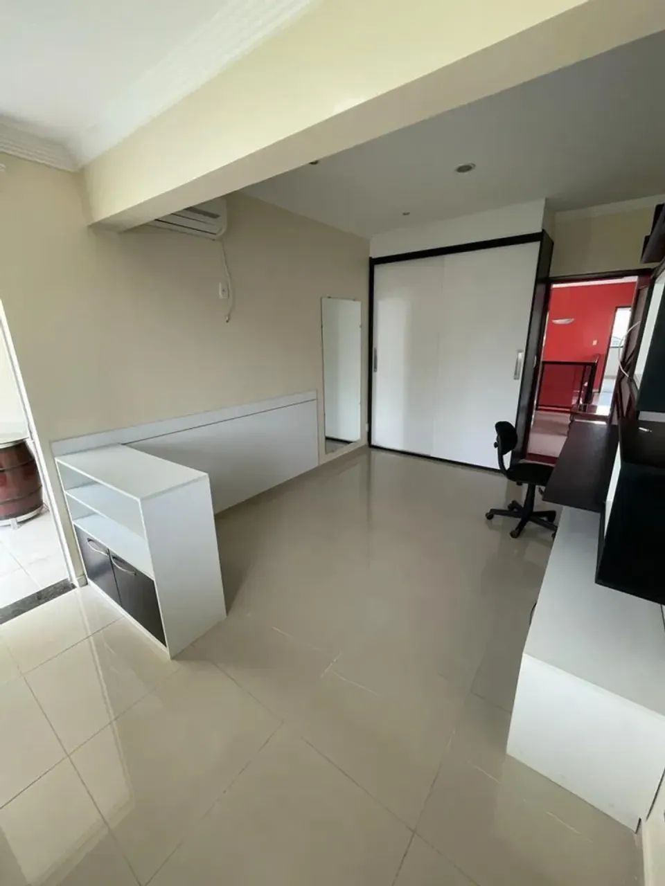 Casa espaçosa em condomínio fechado - Foto 2