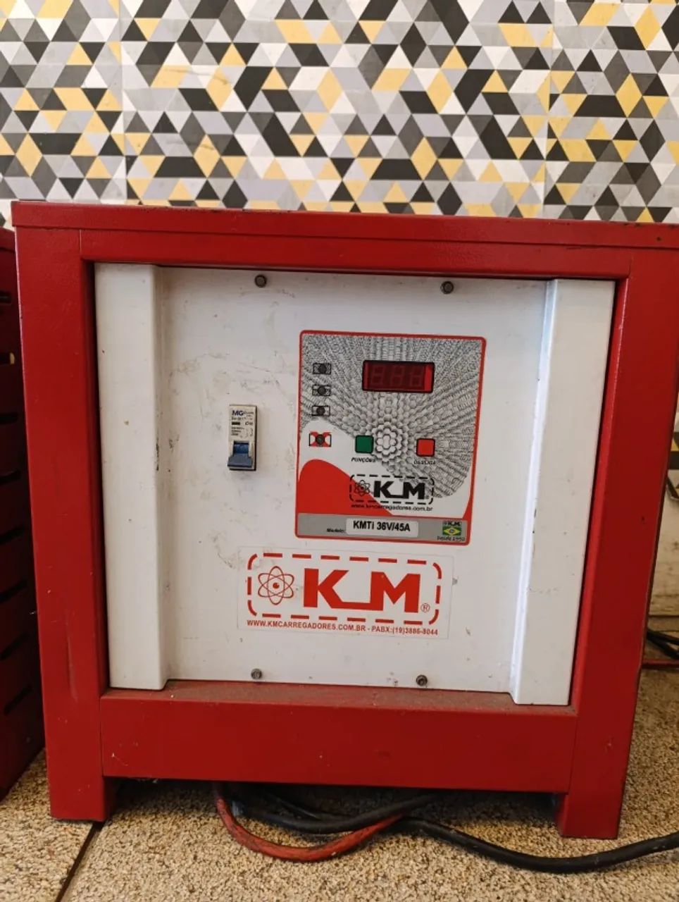 Carregador de Bateria KM Tracionária - USADO - Foto 2