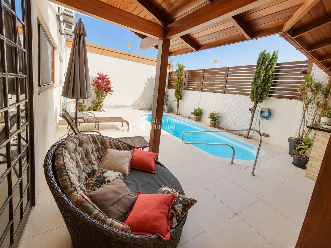 Ampla Casa com 5 dormitórios, Piscina e Área de Lazer Completa em Capoeiras - Foto 2