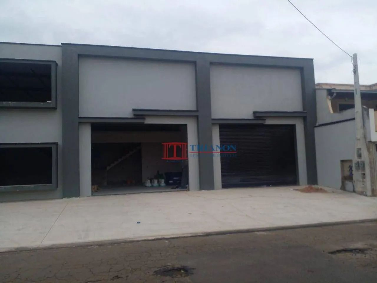 Salão comercial novo, com 77 m² de área útil