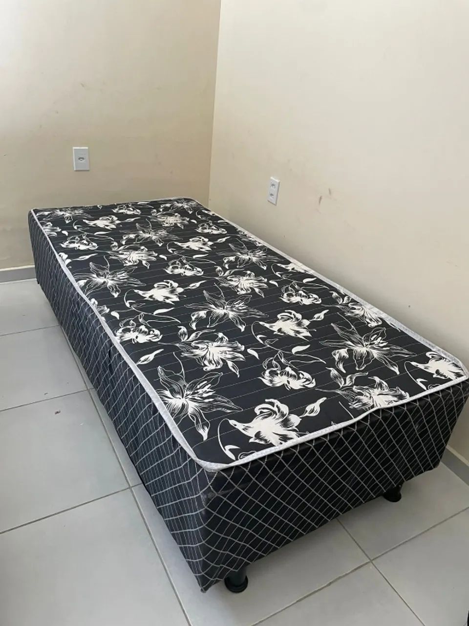 Cama Box Solteiro em ótimo estado