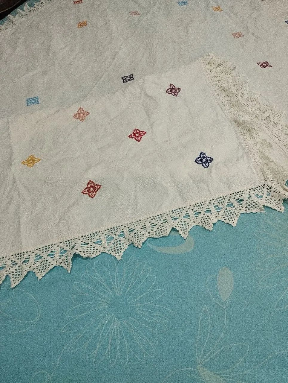 Toalha de mesa bordada e com bico de crochê ( 2,20/160). - Foto 4