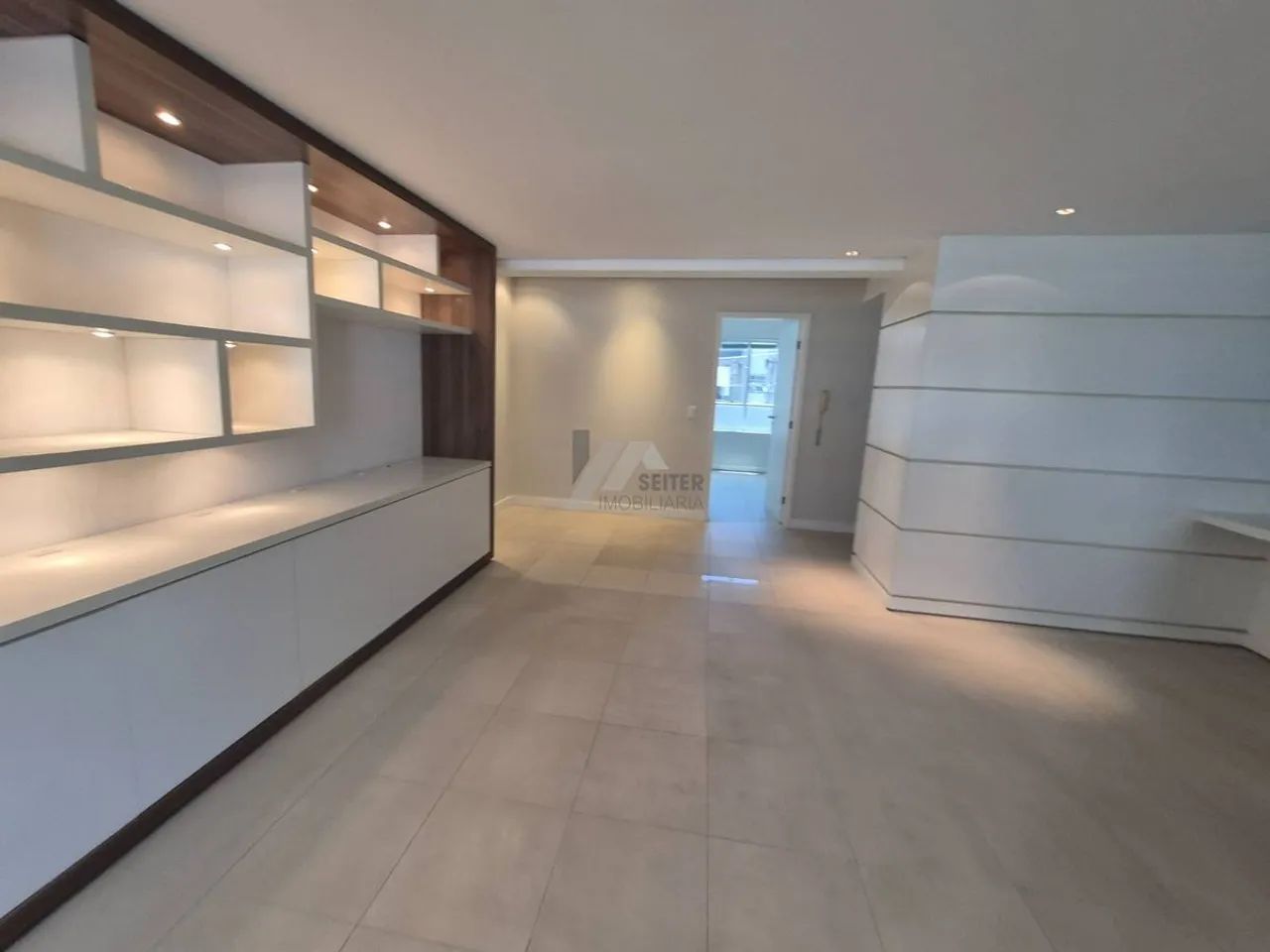 Apartamento semimobiliado 2 suites no centro para Locação 2 vagas - Foto 7