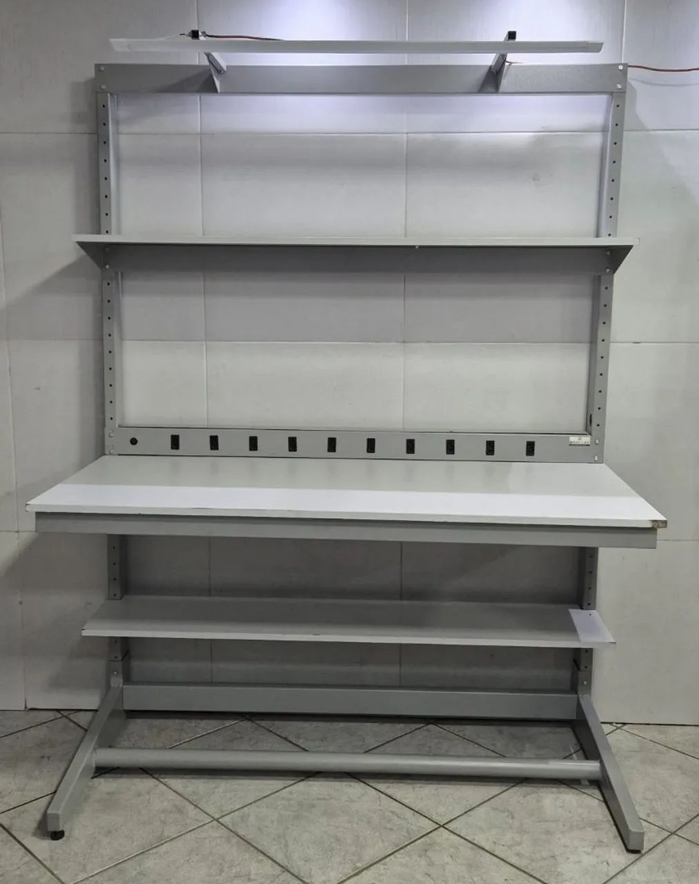 Bancada Industrial para Eletrônica e Manutenção - Completa com Iluminação e Tomadas