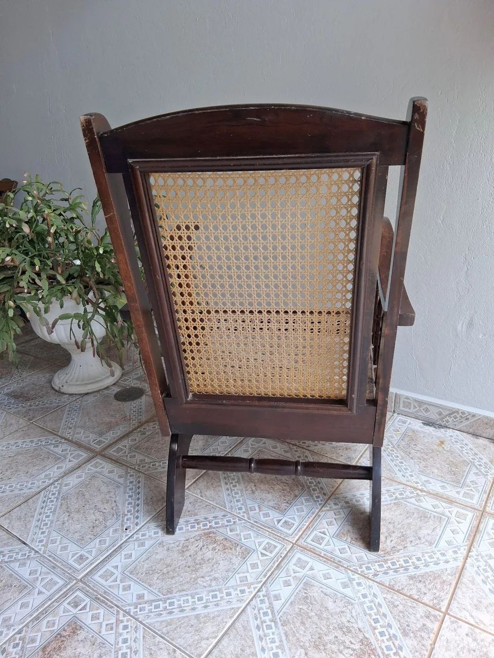 Cadeira de Balanço Antiga de Madeira Nobre  - Foto 3