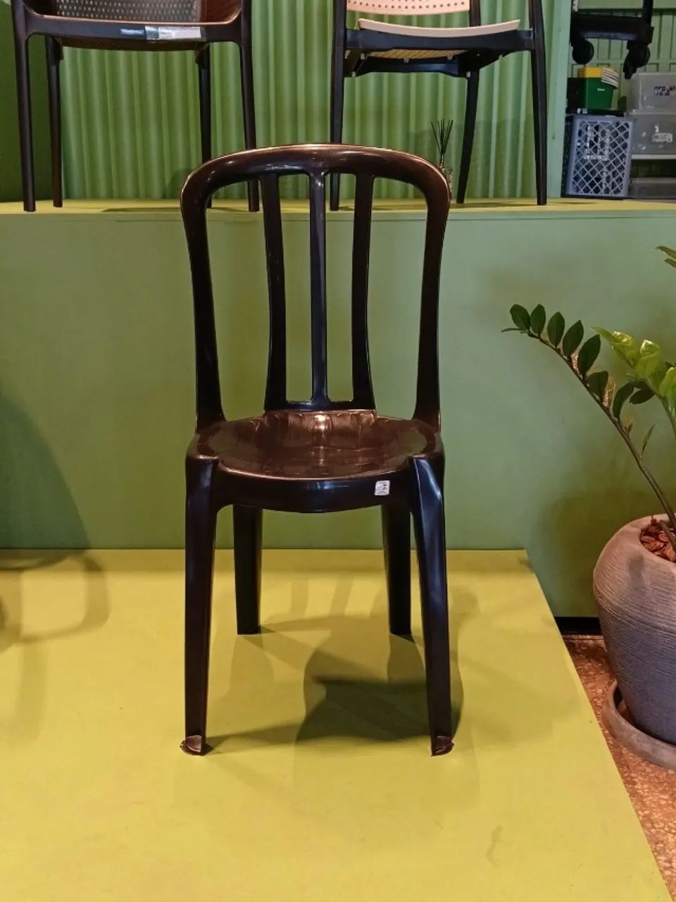 Cadeira de Plástico Preta 182 kg