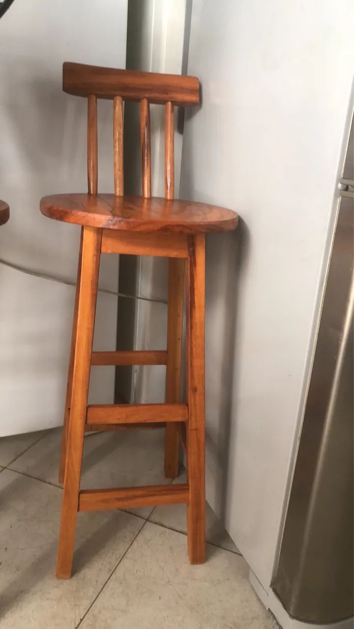 Cadeira alta de madeira 