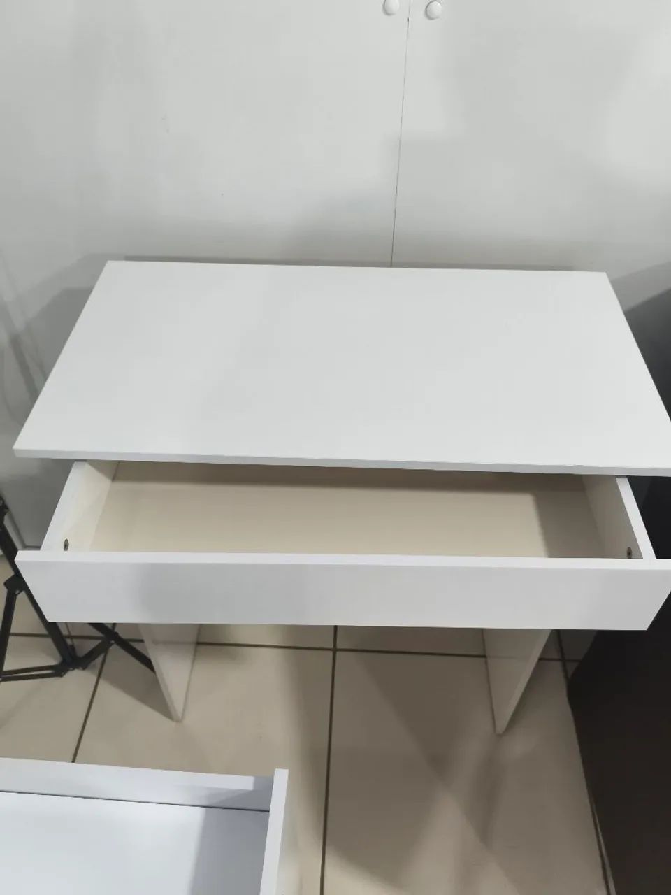 Vendo mesa de manicure, com carrinho auxiliar  - Foto 2