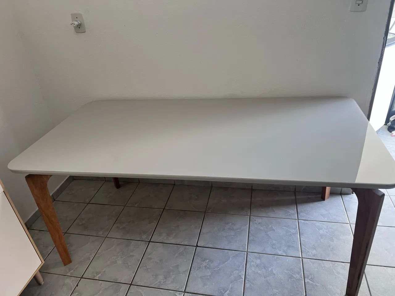 Mesa em Madeira e tampo vidro 