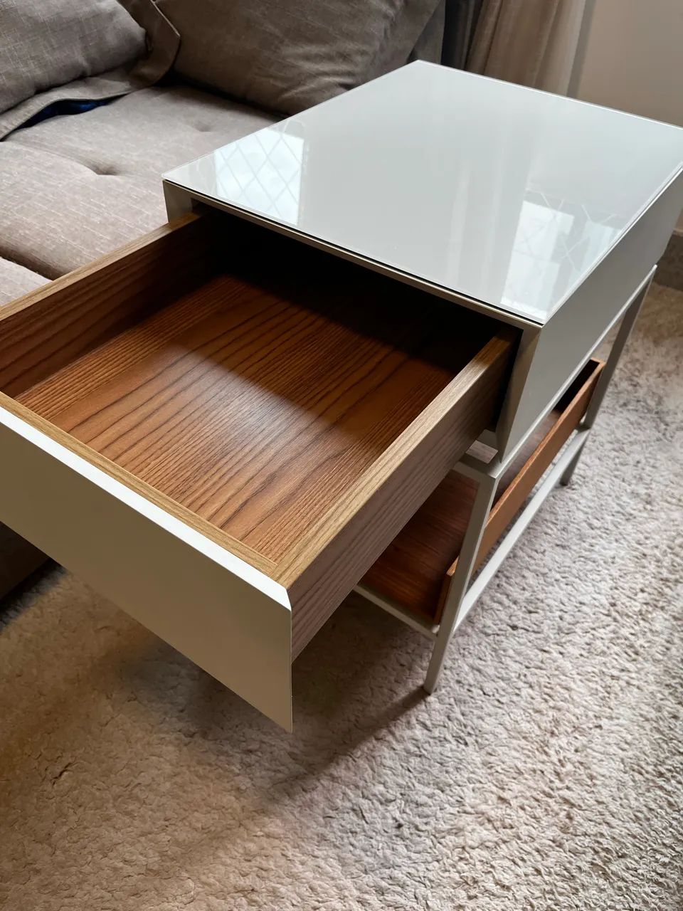 Mesas de Cabeceira Modernas Bege com Tampo de Vidro - Foto 3