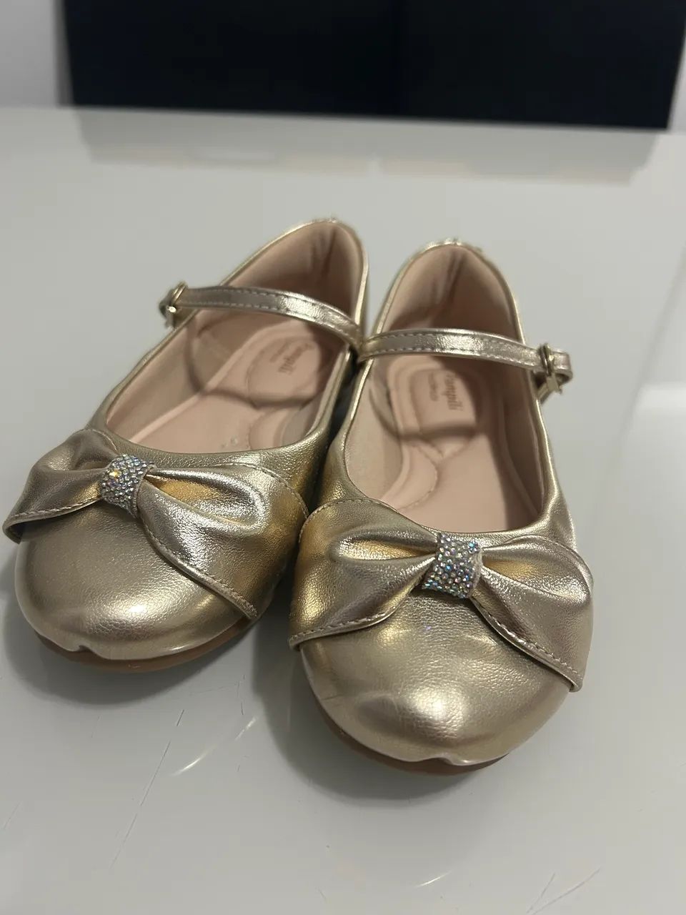 Sapato dourado Pampili em excelente estado 