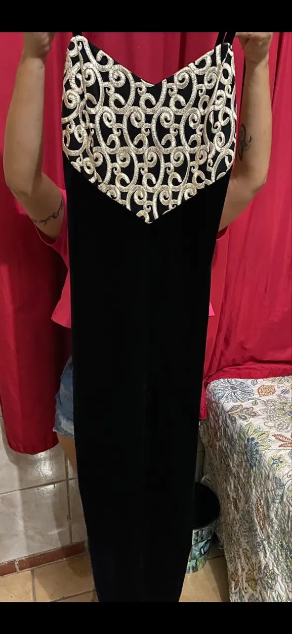 Vestido de festa preto com dourado