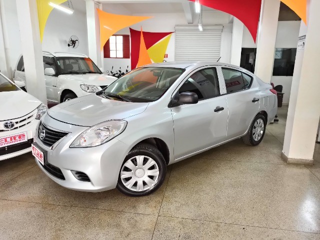NISSAN VERSA 1.6 16V S 2013. CARRO EXCELENTE!