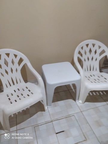 Cadeiras plásticas + mesinha  - Foto 2