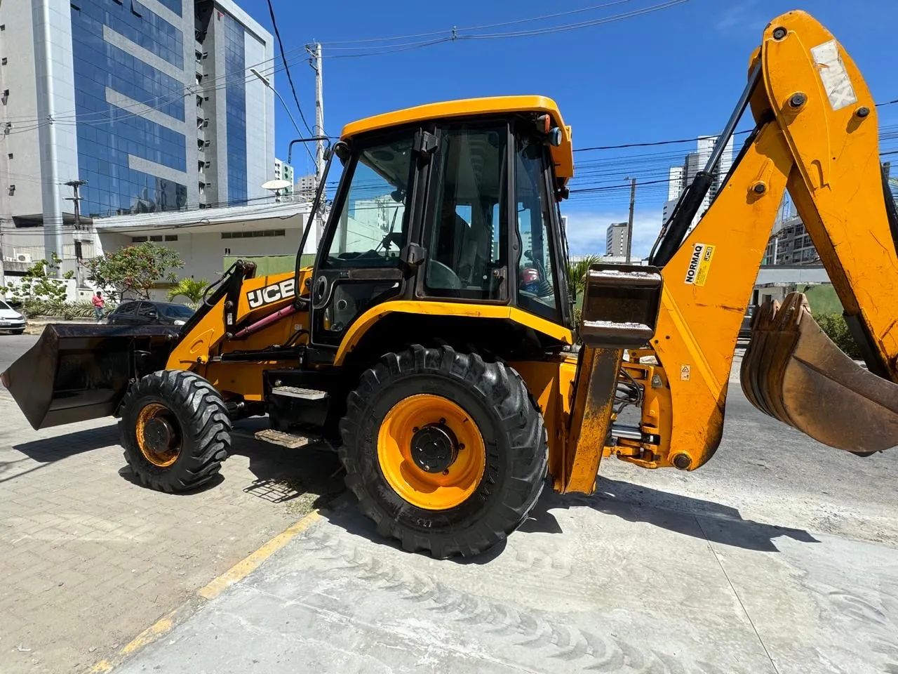 Retroescavadeira JCB - MUITO NOVA - Foto 5
