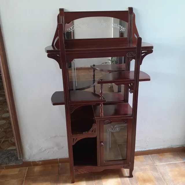 Cristaleira em Mogno Laqueada