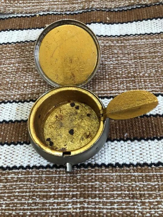 Antigo cinzeiro de bolsa ? 