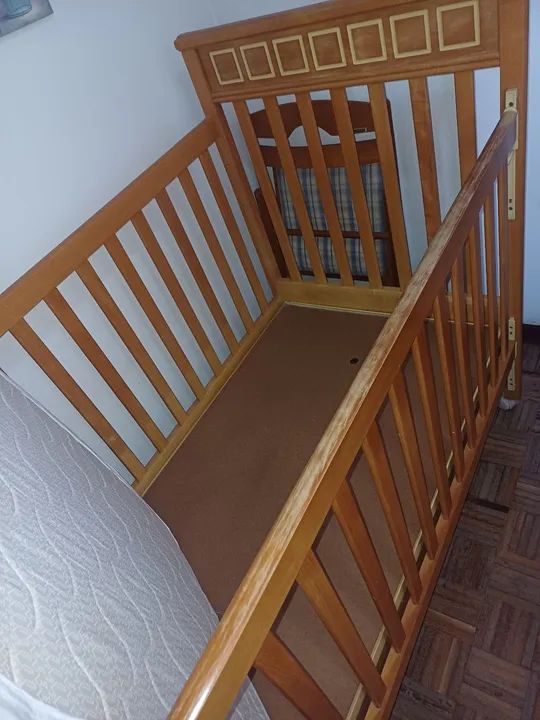 Berço de madeira maciça, com rodinhas e grade ajustável  - Foto 5