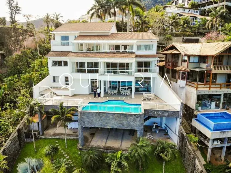 Casa cinematográfica em condomínio na Joatinga