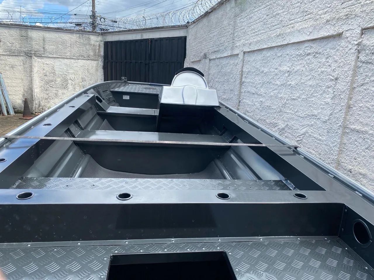 Lancha 6 metros na cor preta com detalhes pratas e acompanha berço| Nova - Foto 6