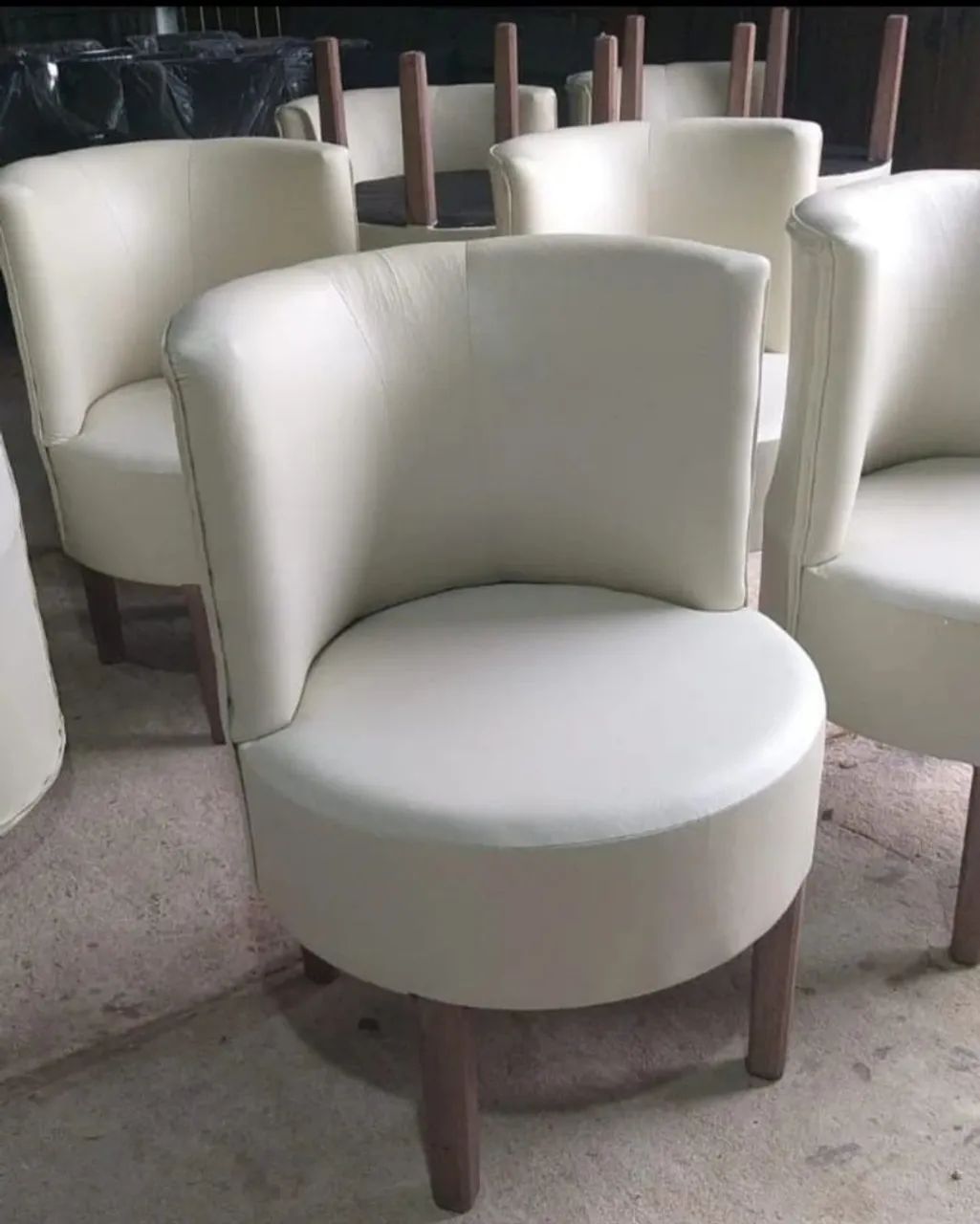 Poltronas modelo retrô nos tecidos suede e em corino - Foto 5