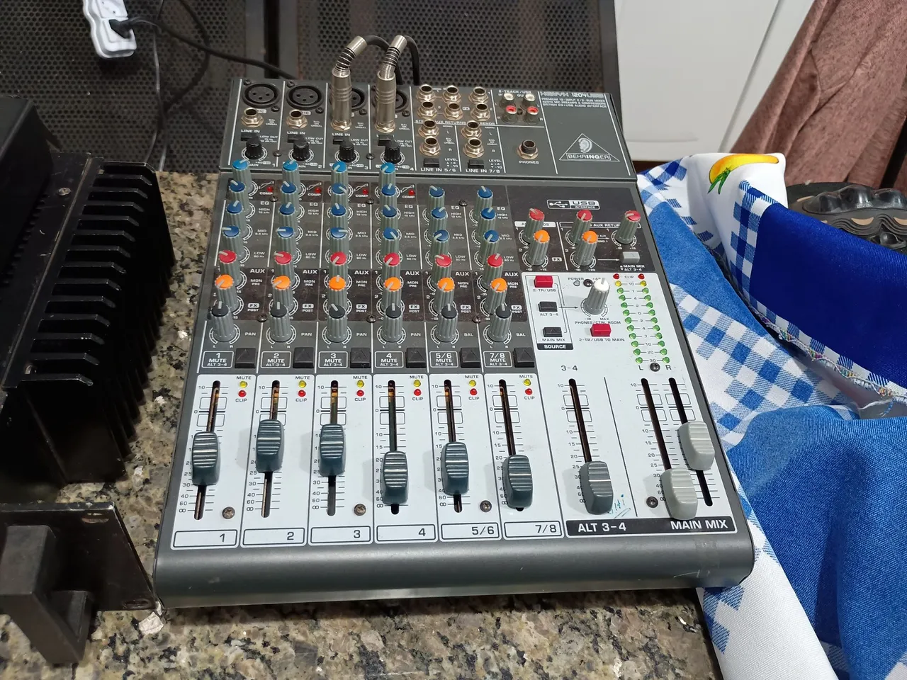 Mesa de Som Analógica Beringer Xenyx 1204USB