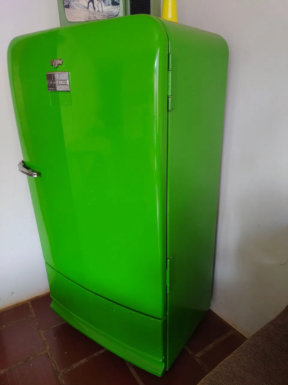 Geladeira antiga verde, funcionando perfeitamente