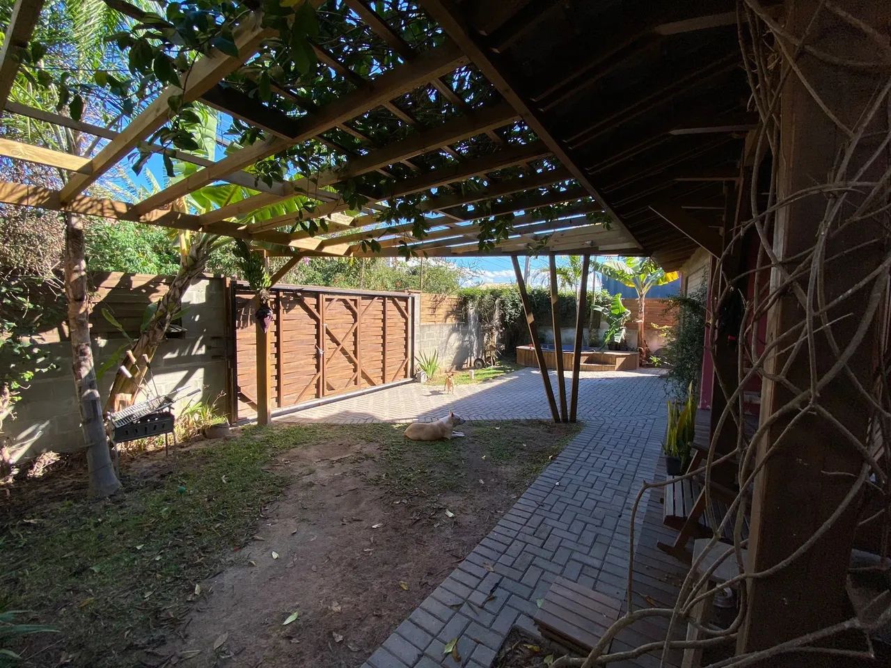 Bela casa no bairro Rio Tavares, a 800 metros da praia do novo campeche em localização pri - Foto 4