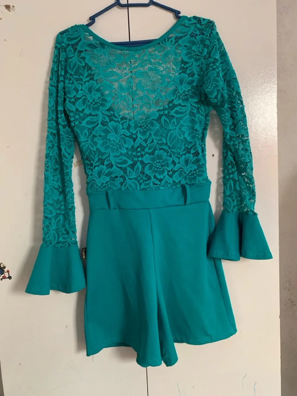 Macacão feminino verde com renda