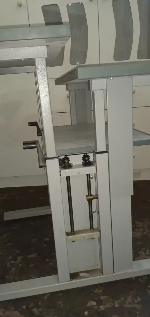 Mesa com regulagem de altura