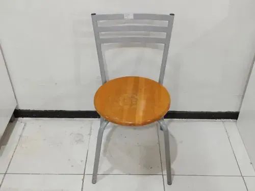Cadeira de metal com acento de madeira - Foto 2
