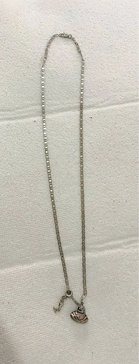 Vende-se Colar 35 cm fechado e 70 cm aberto, com pingente de Sereia e Bolsa banhado. - Foto 3