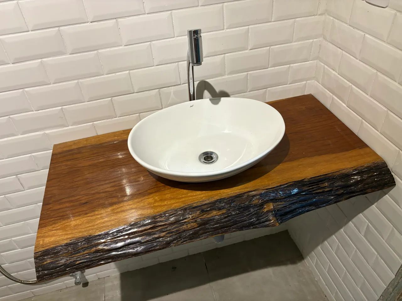 Pia bancada de banheiro estilo rústico 64419087962754120