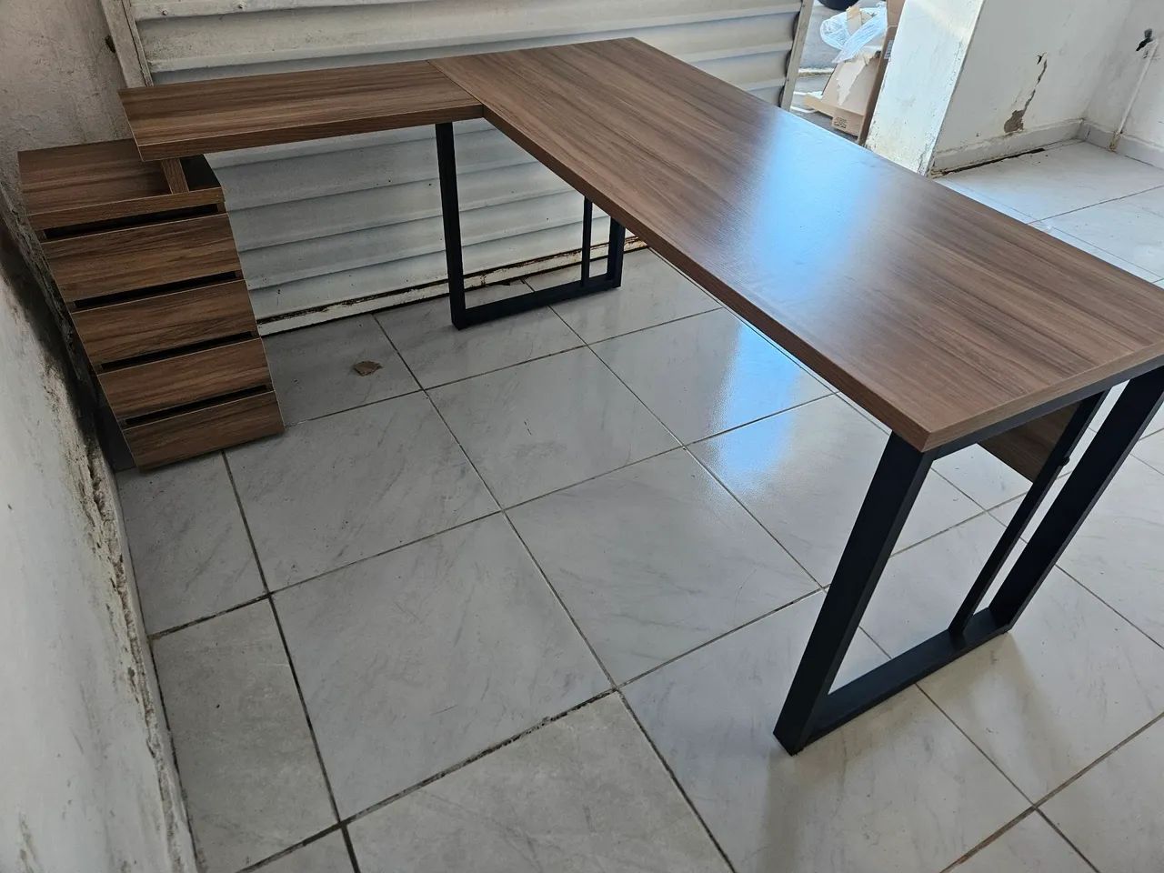 Mesa de Escritório em L com Gaveteiro Integrado - Foto 2