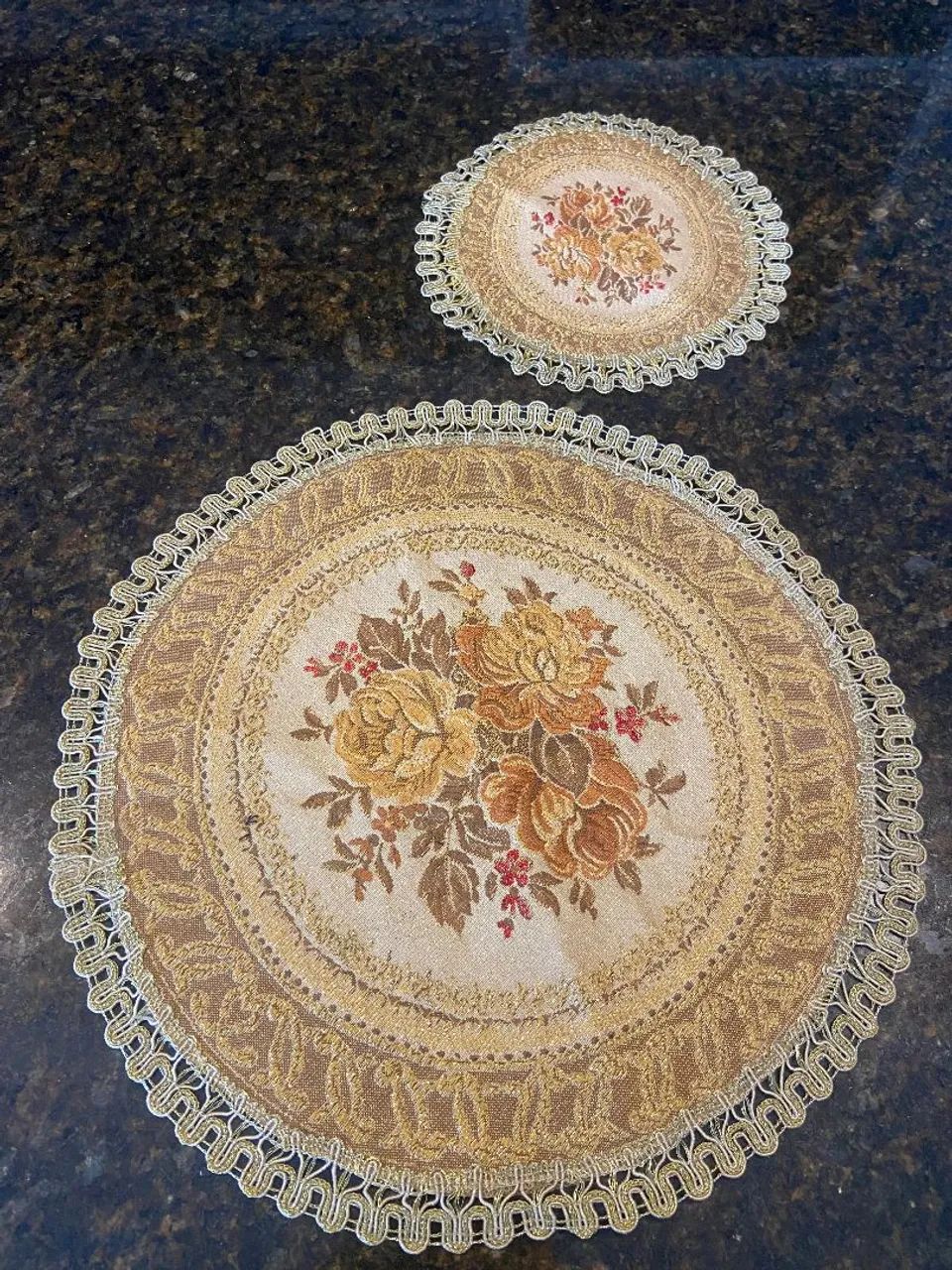 Aparadores de Mesa Decorativos com Bordado Floral - Foto 3