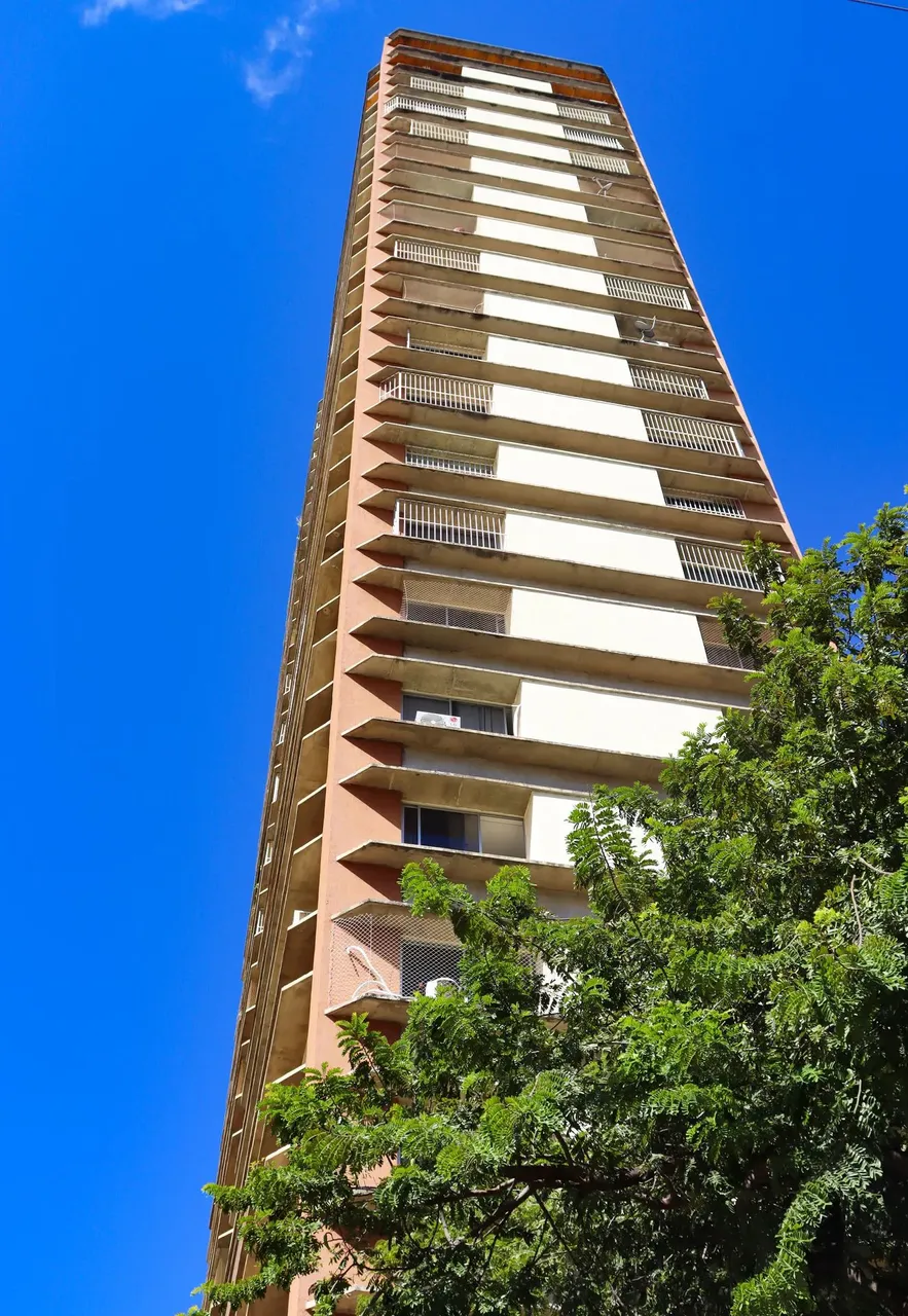 Ed. Florença, 18º andar, 04 quartos, sendo 01 suíte, muitos armários