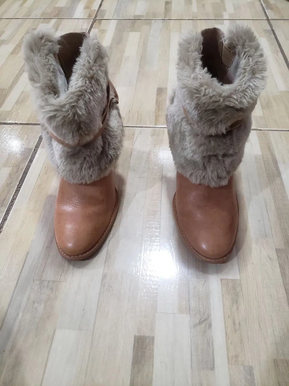 Botas Femininas de Couro com Detalhe em Pelúcia