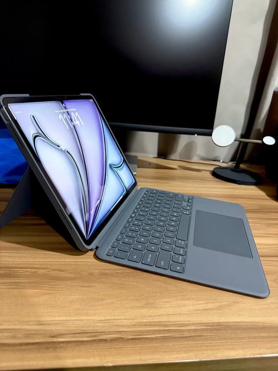 Capa com Teclado Logitech Combo Touch para iPad Air 13 (M2/M3) - Foto 4