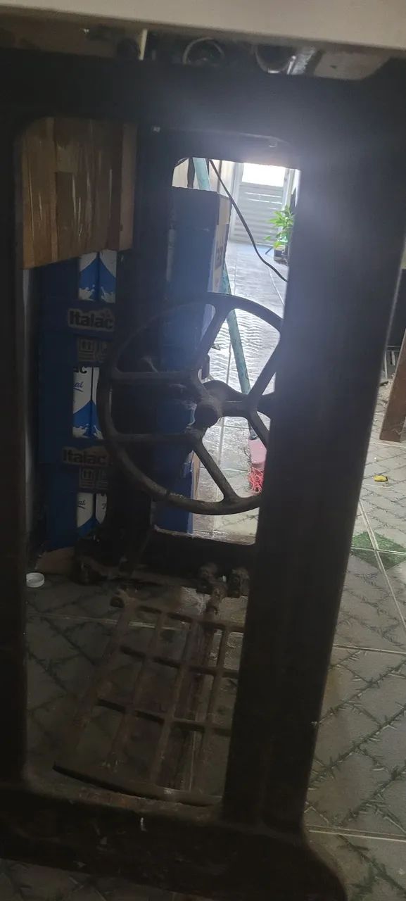 Máquina De Costura Singer Ponto de Ouro + Mesa aranha de aço... - Foto 5