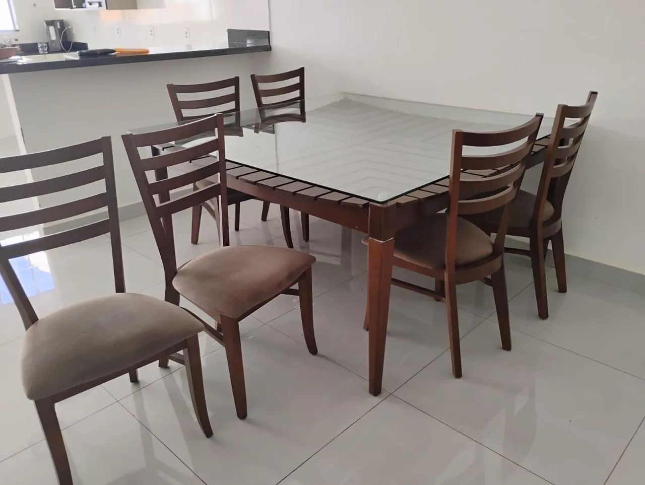 Mesa de jantar com tampo de vidro e cadeiras - Foto 4