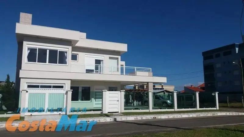 Sobrado com 4 suítes.