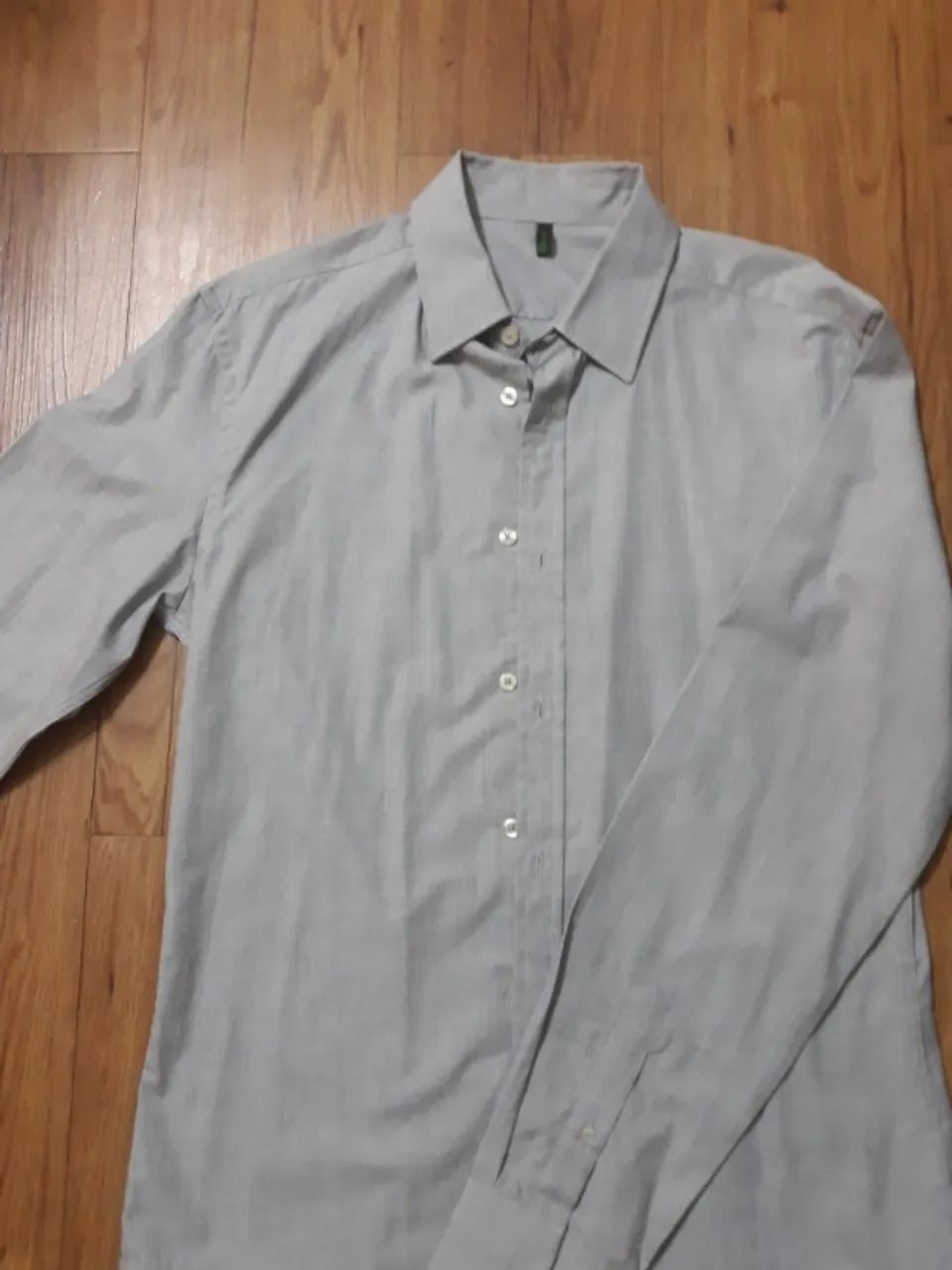 Camisa Beneton   nº  4    Cor: Cinza