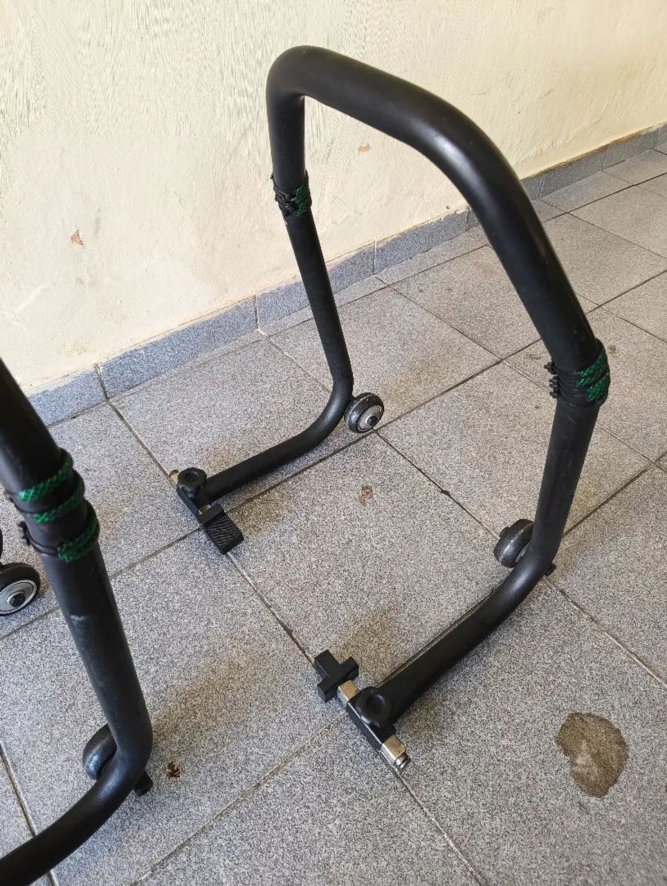 Cavalete para motos traseiro e dianteiro  - Foto 4