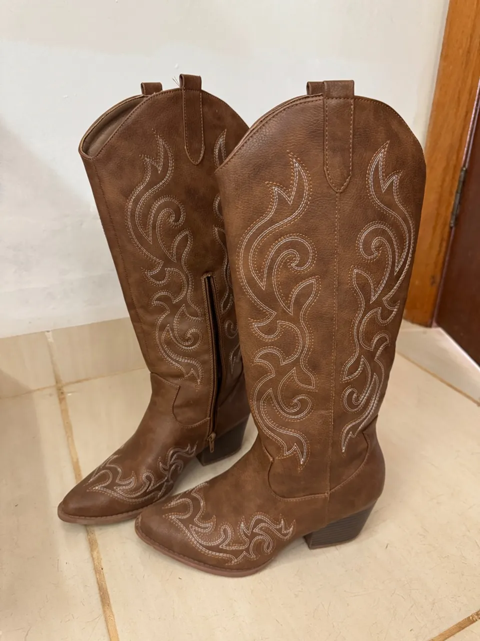 Botas Country Marrom com Detalhes Bordados