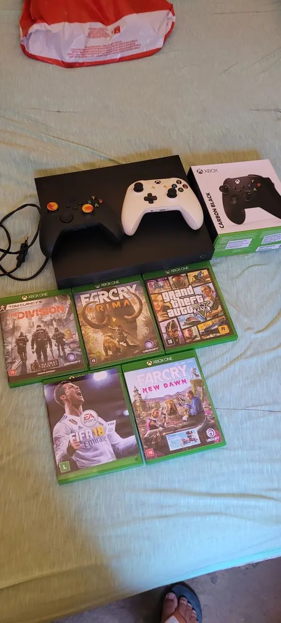 Xboxone X 6jogos e dois controles  - Foto 2