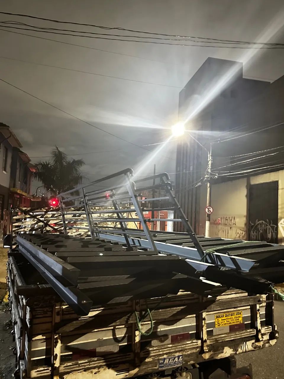 Escada de acesso para área externa  - Foto 2