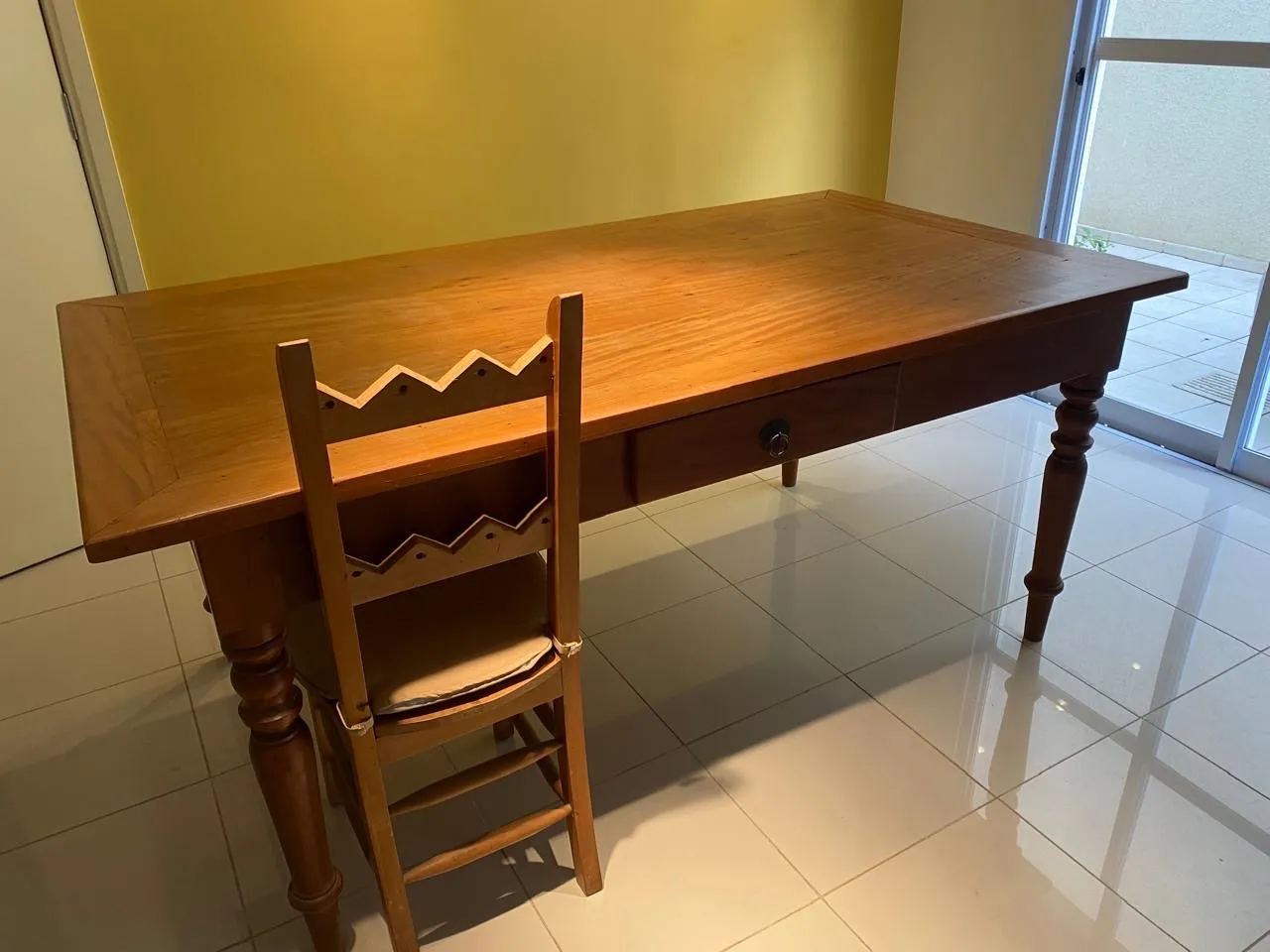 Mesa de jantar de madeira maciça com cadeira