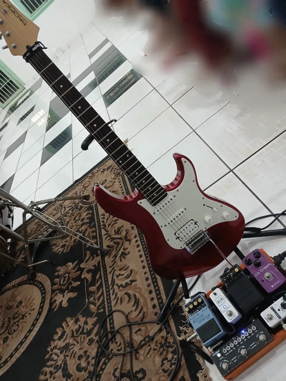 Guitarra Elétrica com Pedal de Efeito
